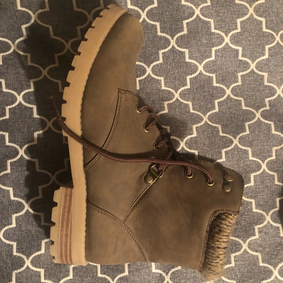 Brown Lace Up Combat Boots! Perfect for Fall🍁🍂 - Picture 5 of 6